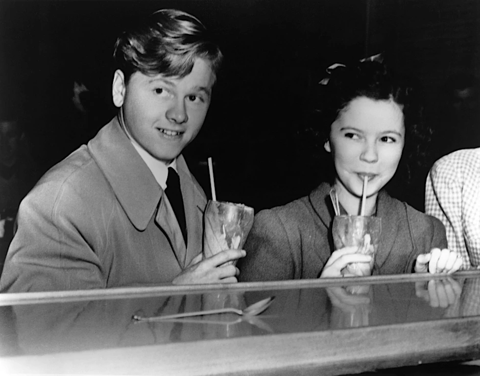 Ausnahmsweise mit Milchshake statt dem eigenen Mocktail: Shirley Temple, hier 1946 mit dem Schauspielkollegen Mickey Rooney.