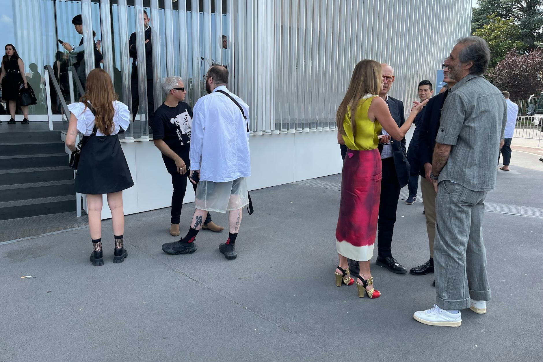 Rumstehen im abgesperrten Bereich vor der Fondazione Prada: Rechts in einem Kleid der aktuellen Prada-Sommerkollektion, ist die italienische Journalistin Anna Dello Russo zu sehen.