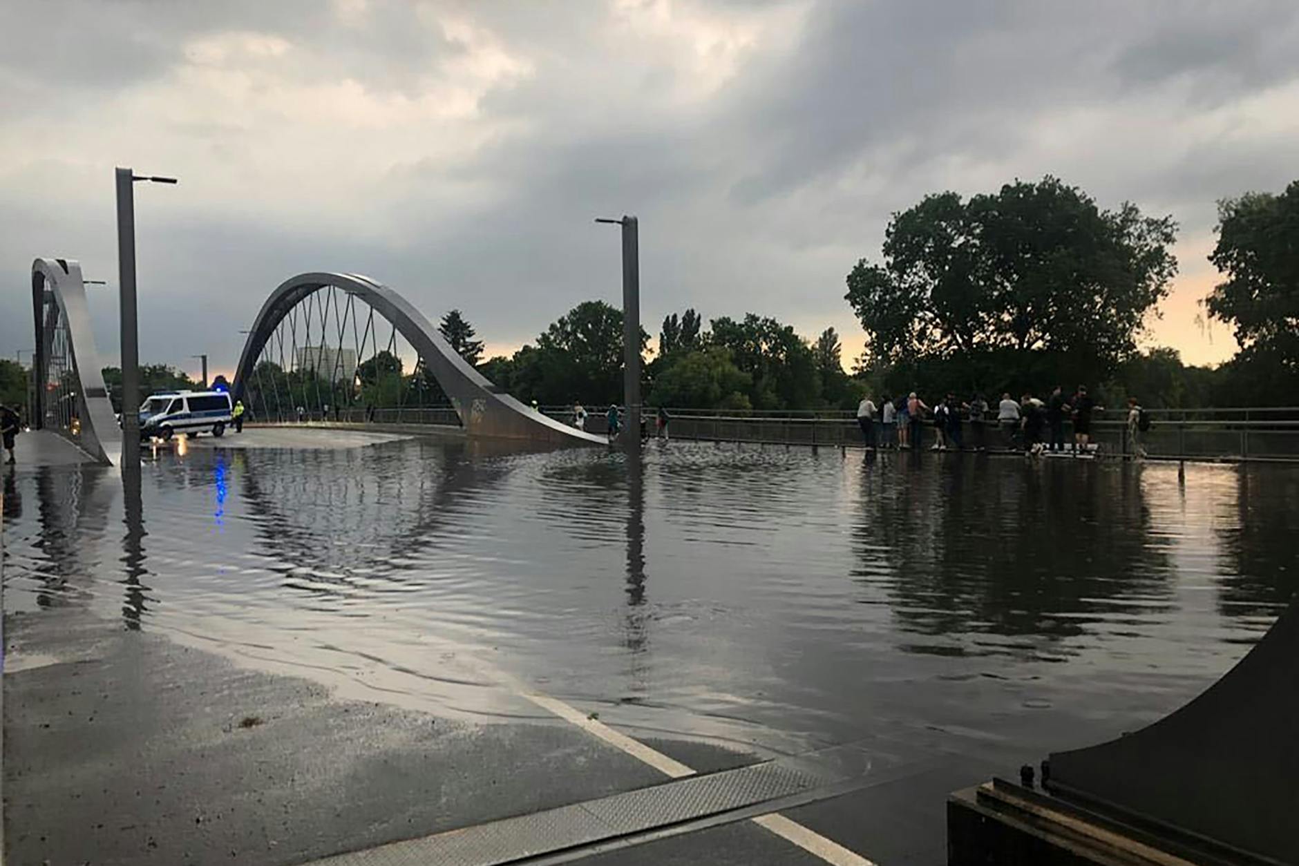 Die Polizei sperrt wegen Überschwemmung die Fahrbahn an der Freybrücke in Spandau.