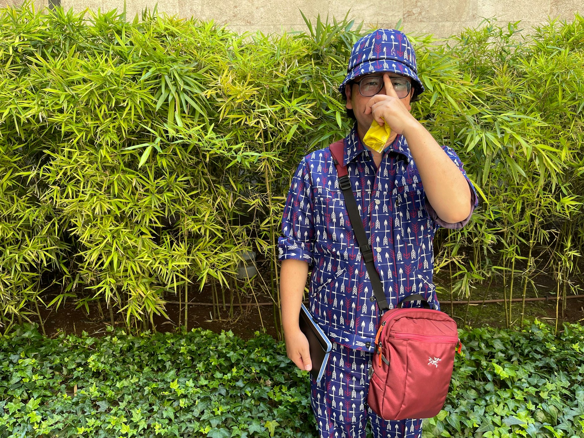 Ein Gast aus Fernost, im gemusterten Ganzkörper-Look. Er fiel bei der Armani-Show mit diesem Outfit aus der Reihe.