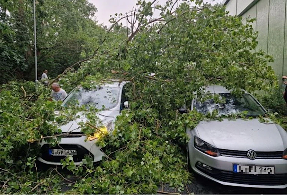 Feuerwehrmann Daniel S. hat an der Abfahrt Waidmannsluster Damm eine Frau und ein Kind aus einem der Autos befreit.
