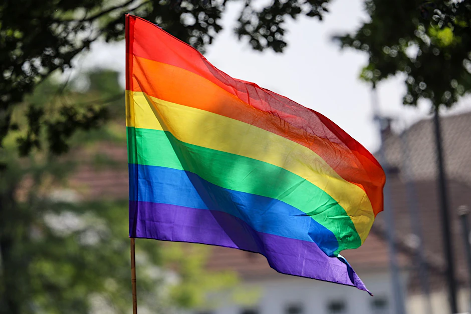 ARCHIV - Eine Regenbogenfahne weht im Wind.  