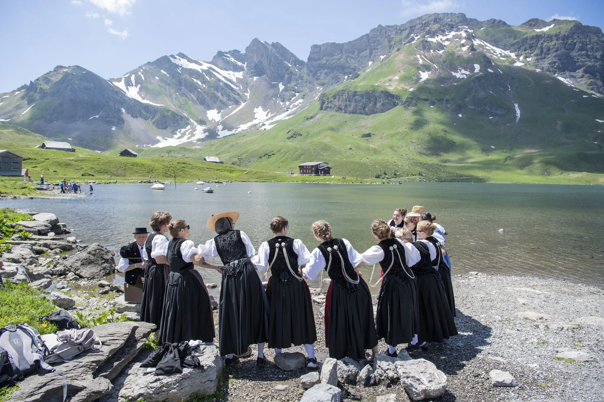 dpatopbilder - Das 1. Innerschweizer Trachtenfest findet auf der Melchsee-Frutt in der Schweiz statt - vor idyllischer Kulisse kommen Menschen in verschiedenen Trachten zusammen.  