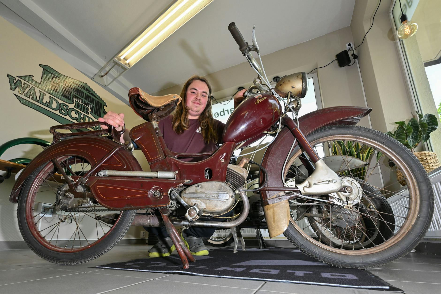 Yves Luca Rosemann mit einem alten Moped, Typ Simson SR 2E von 1960.