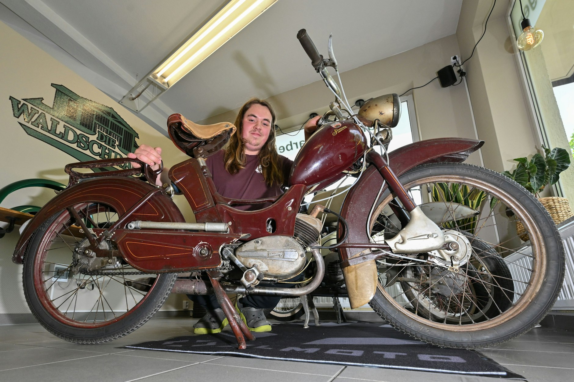Yves Luca Rosemann mit einem alten Moped, Typ Simson SR 2E von 1960.