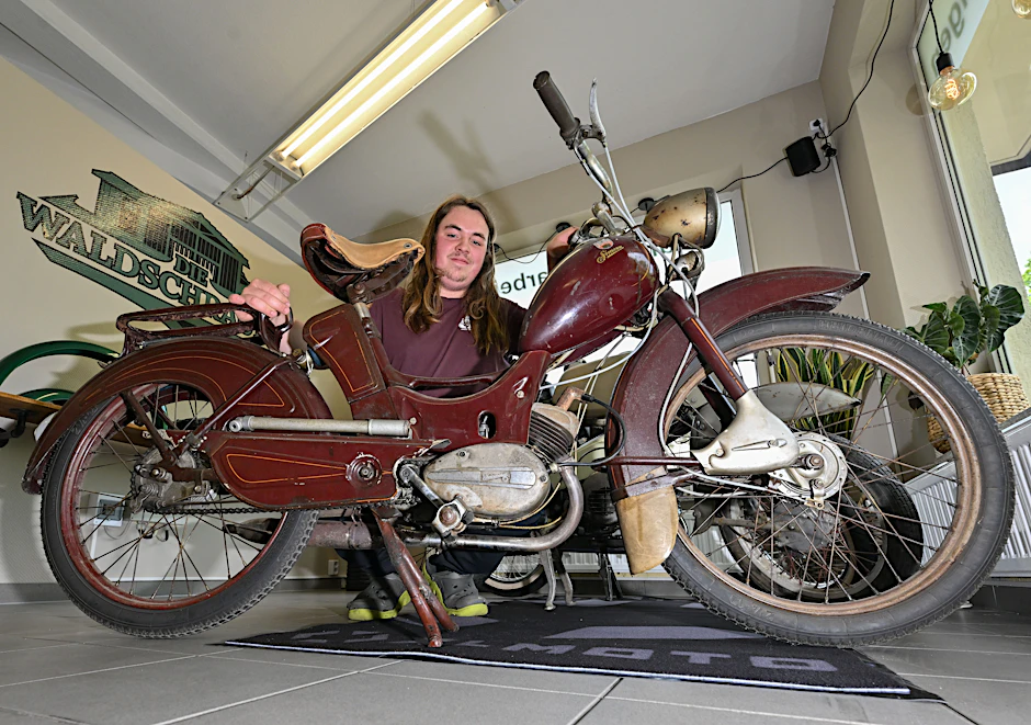 Yves Luca Rosemann mit einem alten Moped, Typ Simson SR 2E von 1960.
