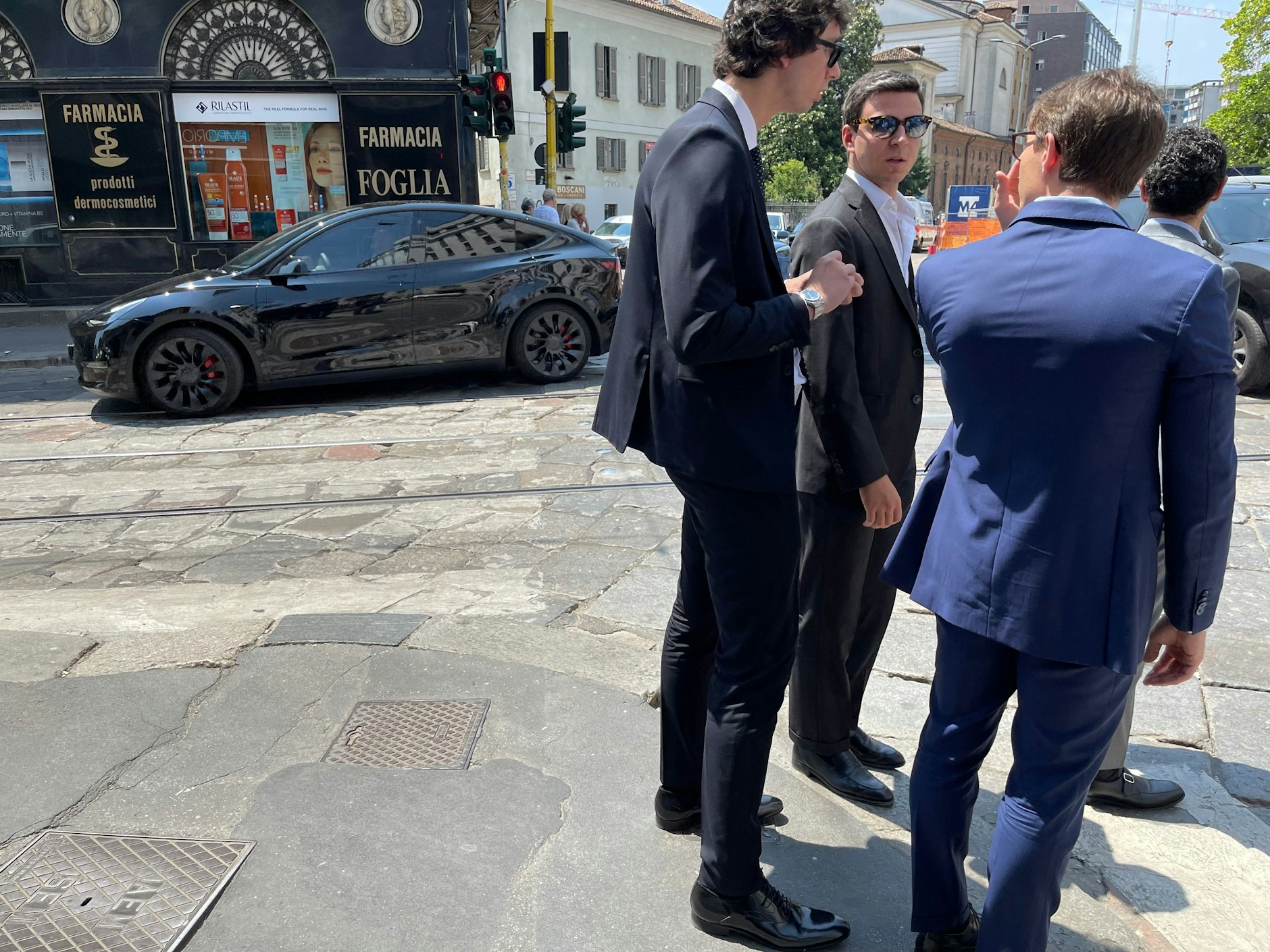Business as usual, auf den Straßen von Mailand: auch wenn die Sonne brennt, der Anzug wird nicht abgelegt.&nbsp;