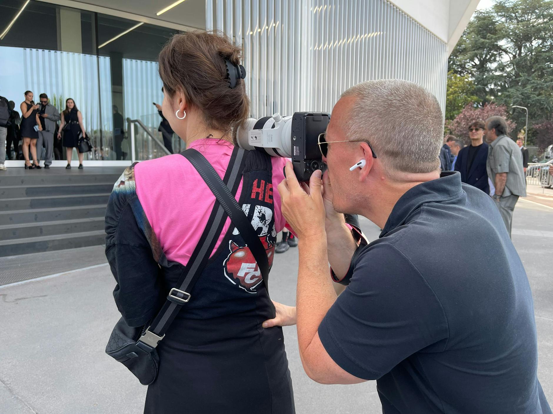 Draußen indes: Teamwork.