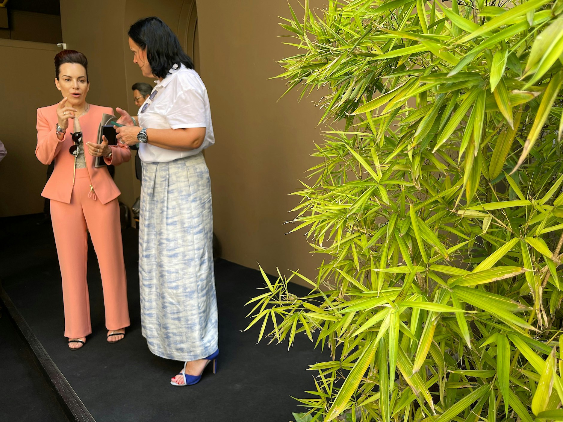 Links: Hier fiel die Wahl auf ein pfirsichfarbenes Ensemble.