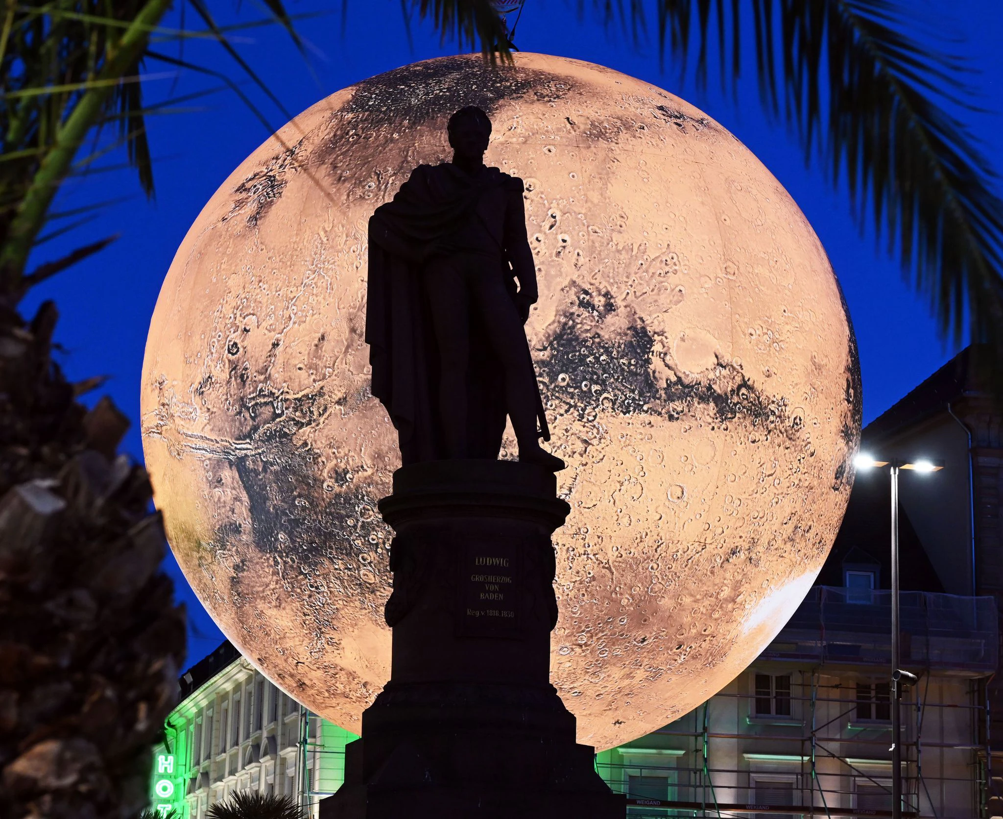 Auf dem Karlsruher Marktplatz ist ein Modell des Planeten Mars aufgehängt. Das im Durchmesser sieben Meter große Werk des Künstlers Luke Jerram ist Teil des Wissenschaftsfestival «Effekte».  