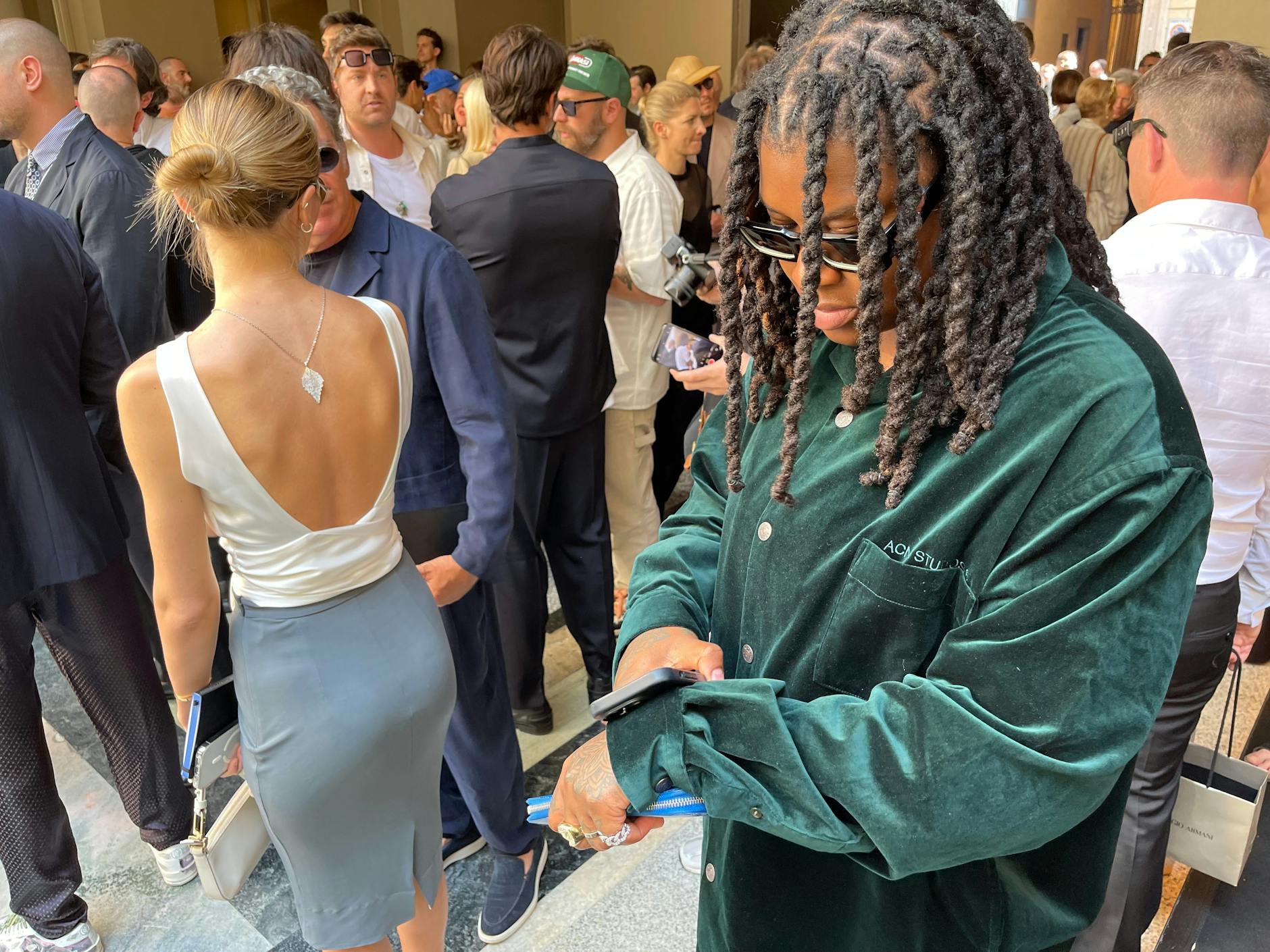 Rücken mit Kette links, Dreadlocks mit Acne-Studios-Jacke rechts.