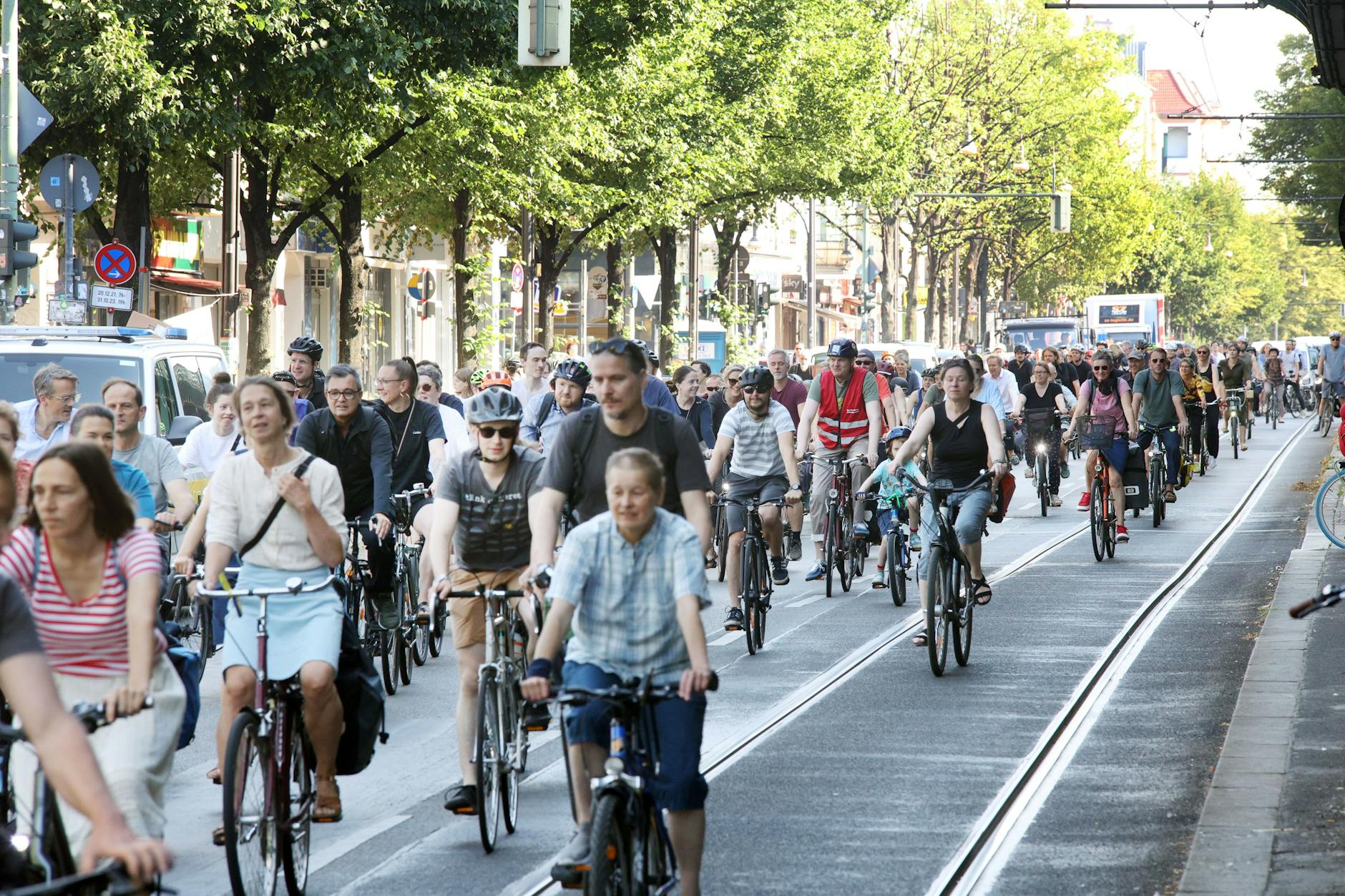 Fahrraddemo am 26. Juni auf der Schönhauser Allee in Prenzlauer Berg. Begleitet von der Polizei fuhren schätzungsweise 250 bis 300 Radler im Kreis. Autos standen im Stau, auch die Straßenbahn M1 musste warten.