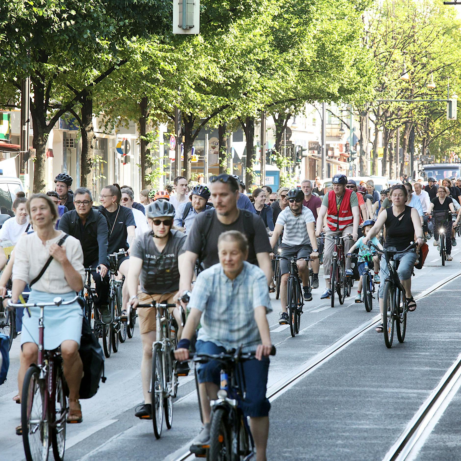 Immer im Kreis herum: Fahrrad-Demo stört Berufsverkehr in Prenzlauer Berg