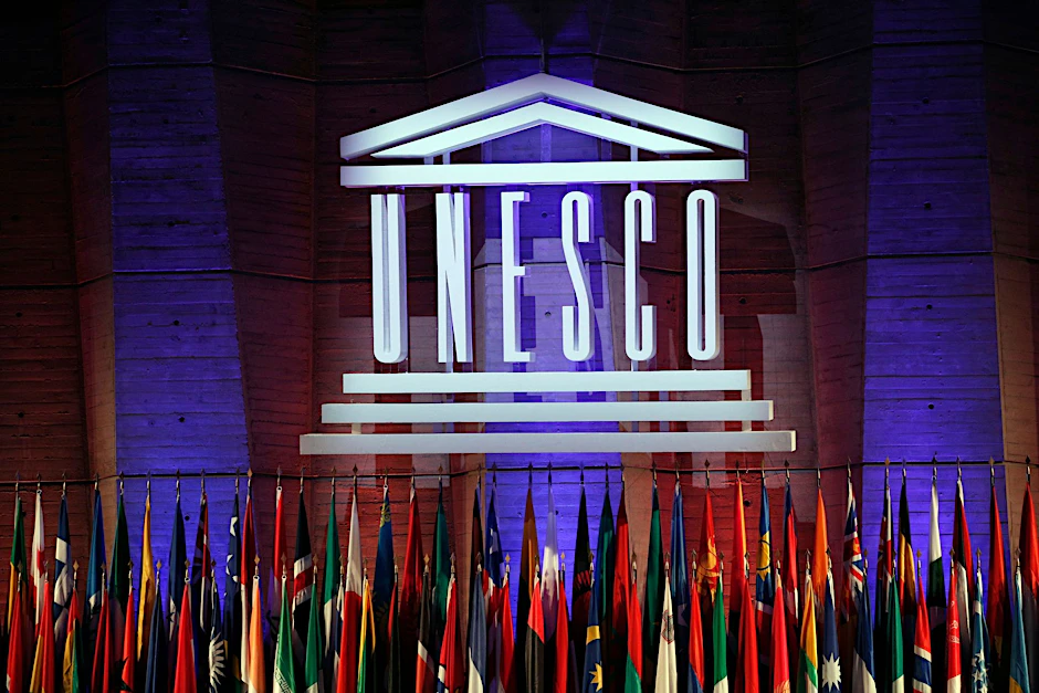 ARCHIV - Das Logo der Organisation der Vereinten Nationen für Bildung, Wissenschaft und Kultur (Unesco) leuchtet während der Sitzung der Generalkonferenz.  
