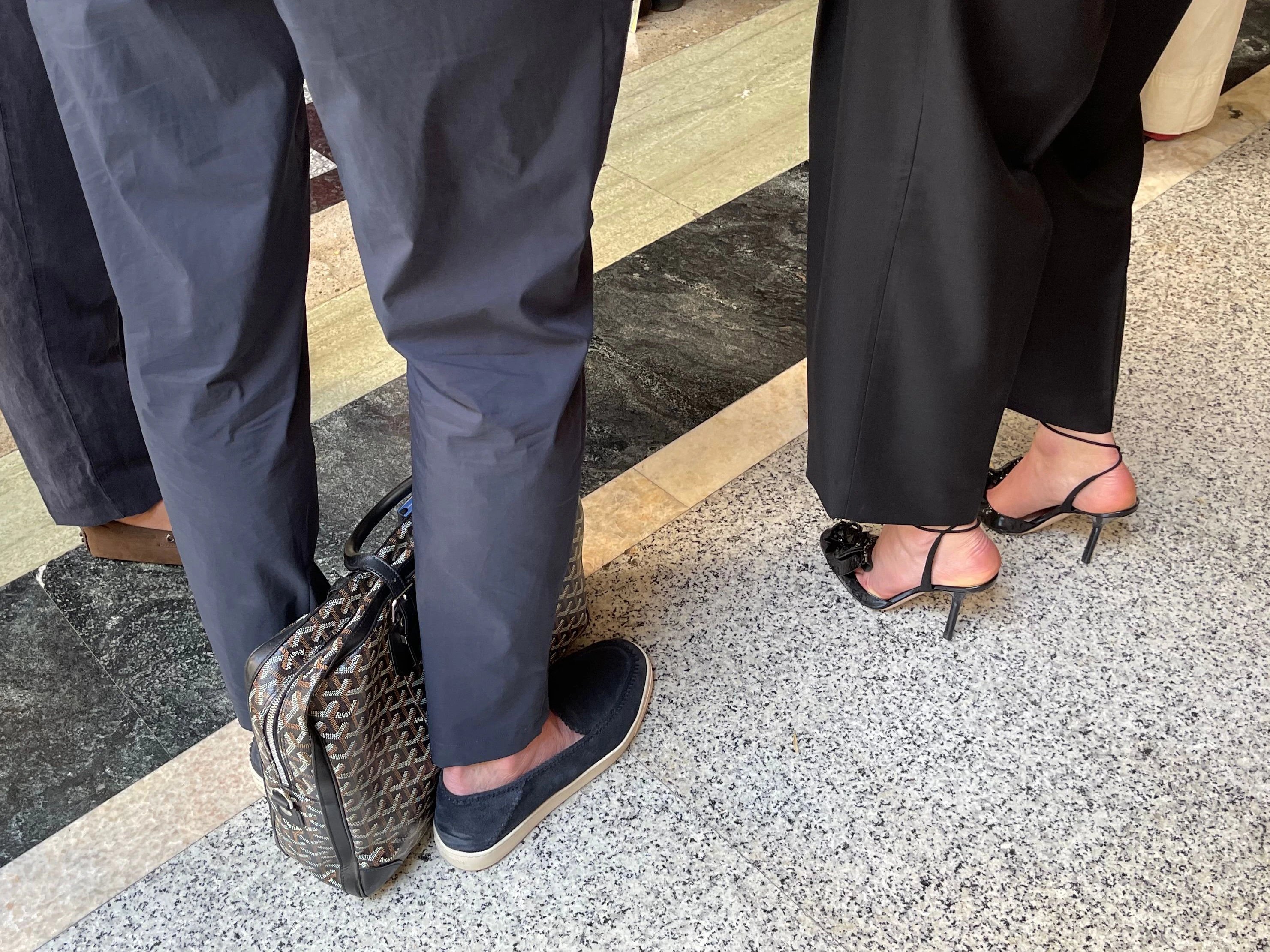 Kostbarer Stein im Eingangsbereich des Palazzos von Giorgio Armani. Er präsentiert die aktuellen Kollektionen der Hauptlinie traditionell im Untergeschoss seines Mailänder Privatanwesens. Links zu sehen: eine mehrere Tausend Euro teure Tasche der Marke Goyard.&nbsp;