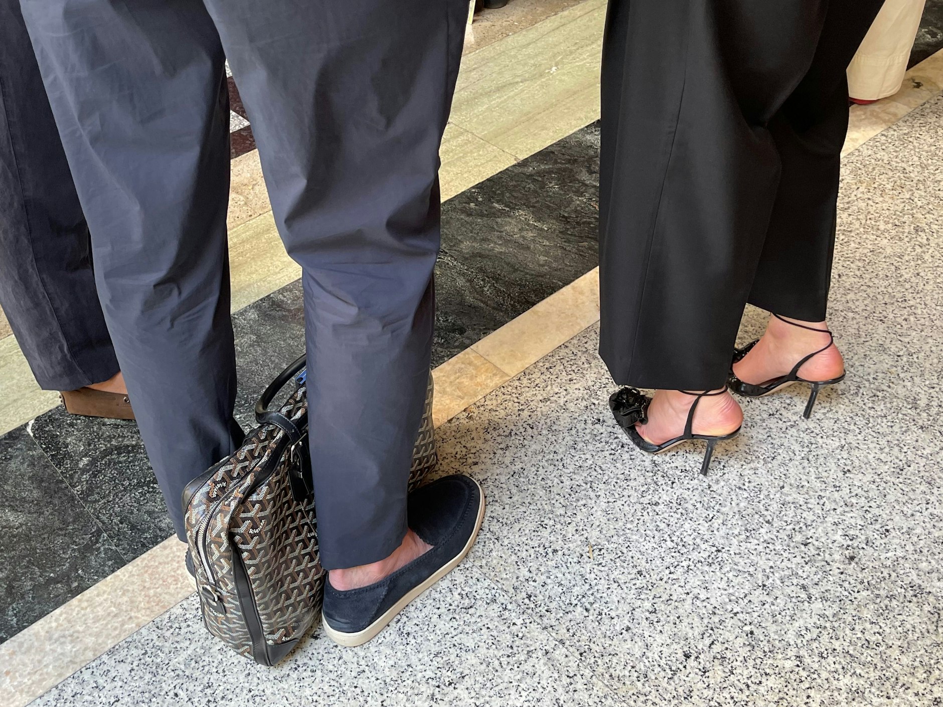 Kostbarer Stein im Eingangsbereich des Palazzos von Giorgio Armani. Er präsentiert die aktuellen Kollektionen der Hauptlinie traditionell im Untergeschoss seines Mailänder Privatanwesens. Links zu sehen: eine mehrere Tausend Euro teure Tasche der Marke Goyard.&nbsp;