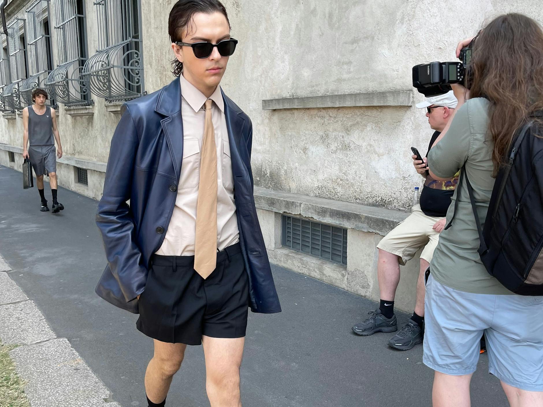 Die Prada-Signatur zeichnet sich durch reininterpretierte Businessklassiker und Workwear-Anleihen aus. Hier: Hemd, Krawatte, Blazer. Hinten kommen sie wieder: die schwarzen Socken.