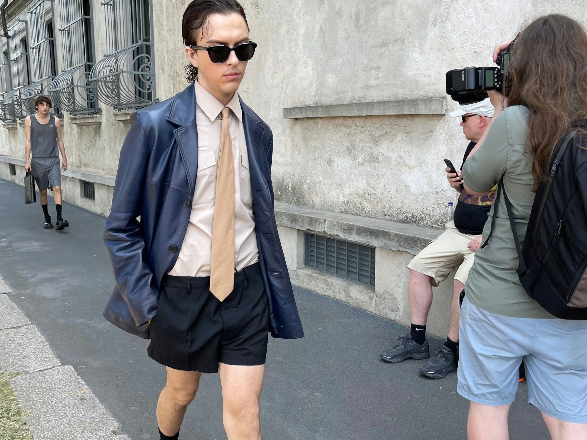 Die Prada-Signatur zeichnet sich durch reininterpretierte Businessklassiker und Workwear-Anleihen aus. Hier: Hemd, Krawatte, Blazer. Hinten kommen sie wieder: die schwarzen Socken.