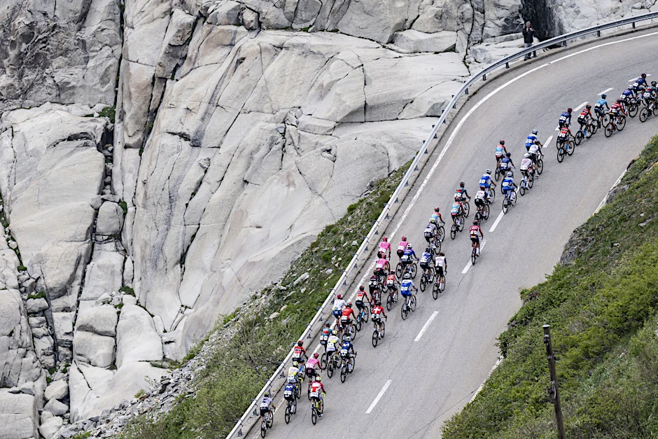Die Radsportteams Tudor Pro Cycling und Intermarché-Circus-Wanty steigen nach dem Tod von Gino Mäder aus der diesjährigen Tour de Suisse aus.  
