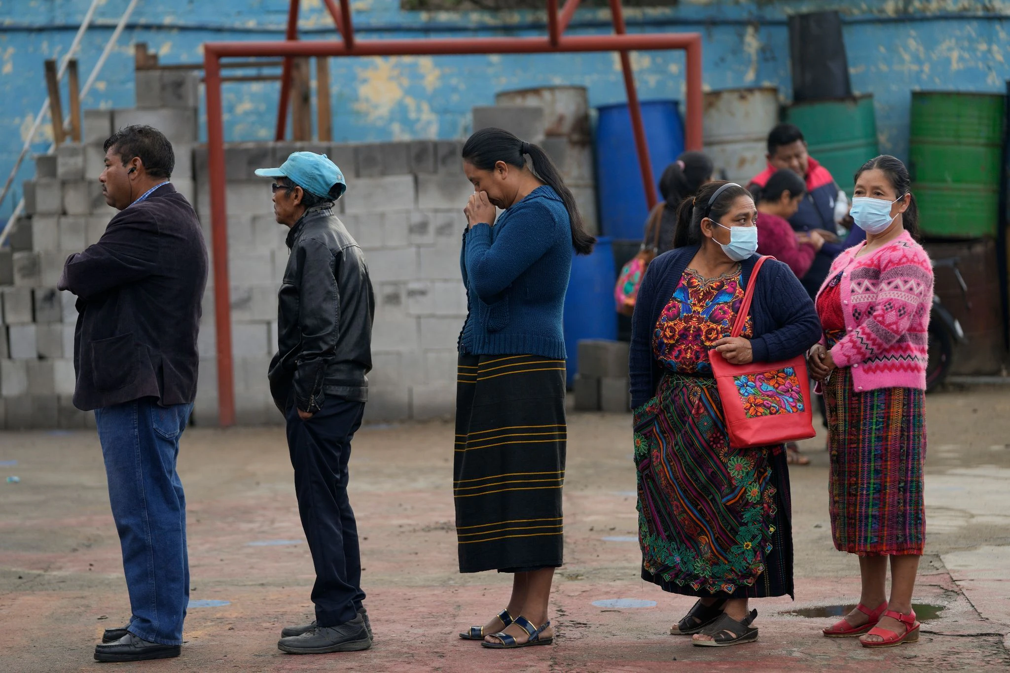 In Guatemala hat die Wahl eines neuen Präsidenten begonnen - Wähler und Wählerinnen warten in Sumpango darauf, ihre Stimme abzugeben.  