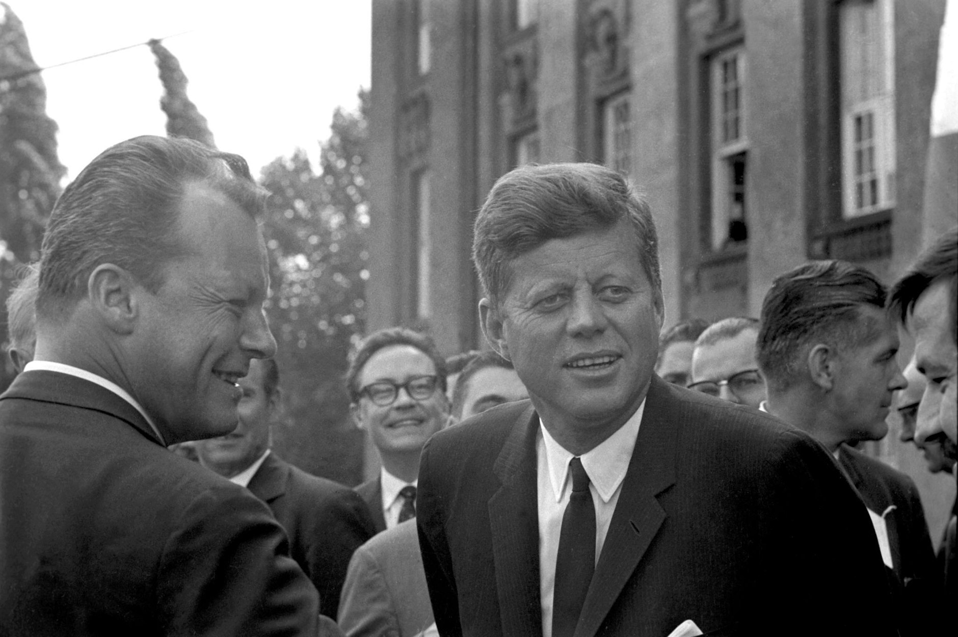 ARCHIV - Der Regierende Bürgermeister von Berlin Willy Brandt (l) mit seinem Gast, dem US Präsidenten John F. Kennedy am 26.06.1963 in Berlin.  