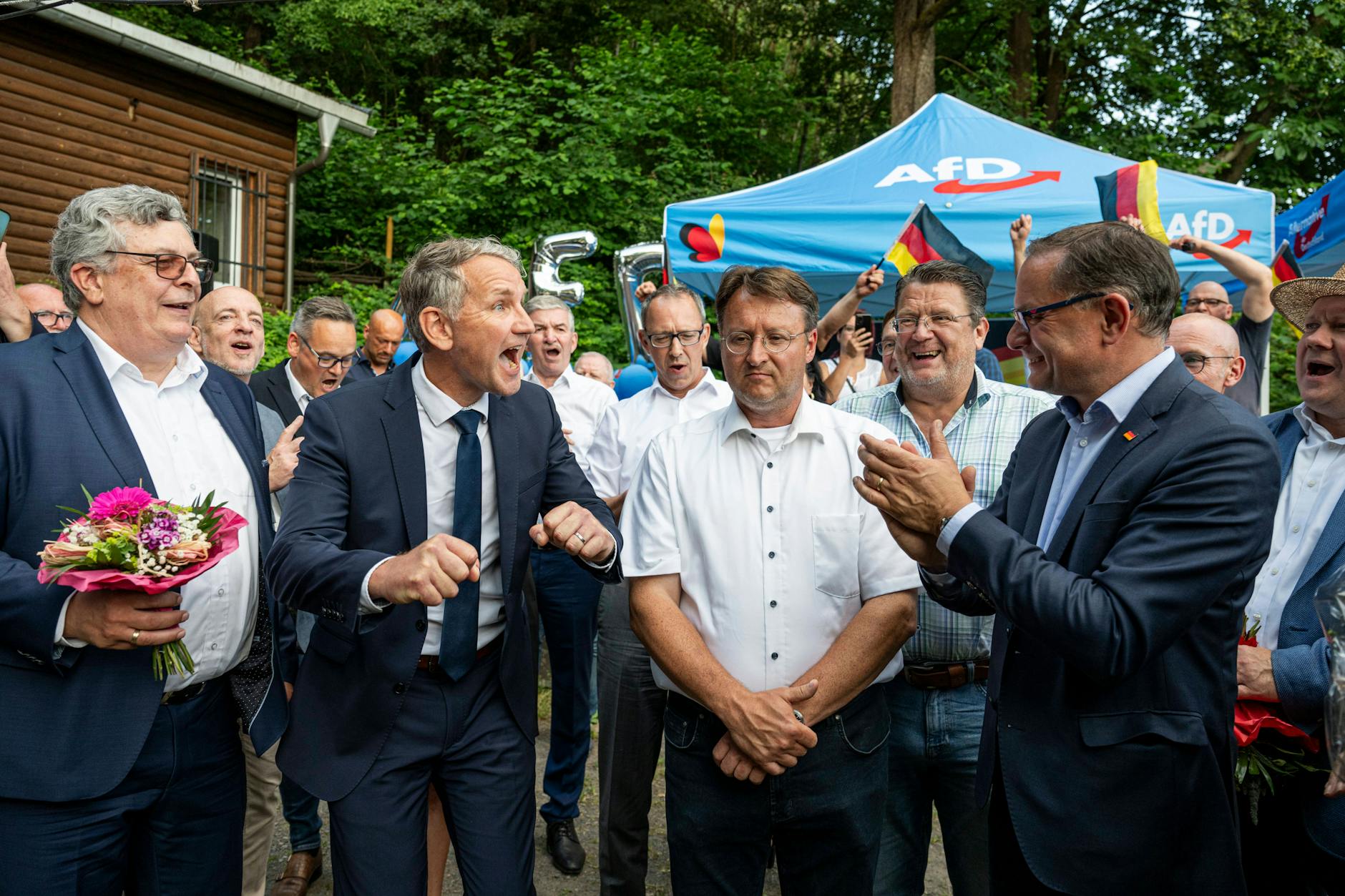 Björn Höcke, Stephan Brandner und Tino Chrupalla: Der AfD-Kandidat Robert Sesselmann ist am Sonntag zum Landrat in Sonneberg gewählt worden.