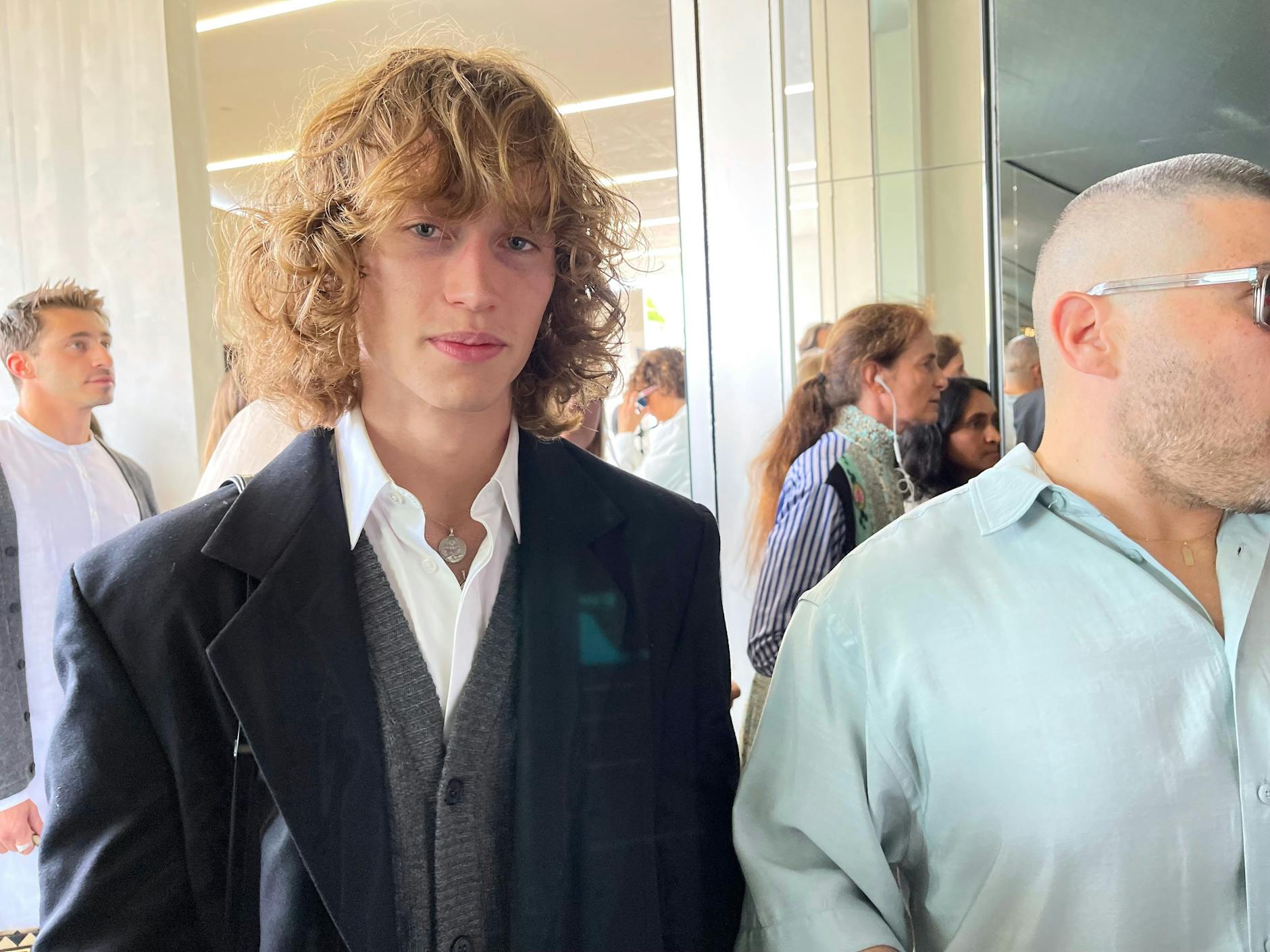 Eine hochmodische, engelhafte Erscheinung betritt die Szenerie. 