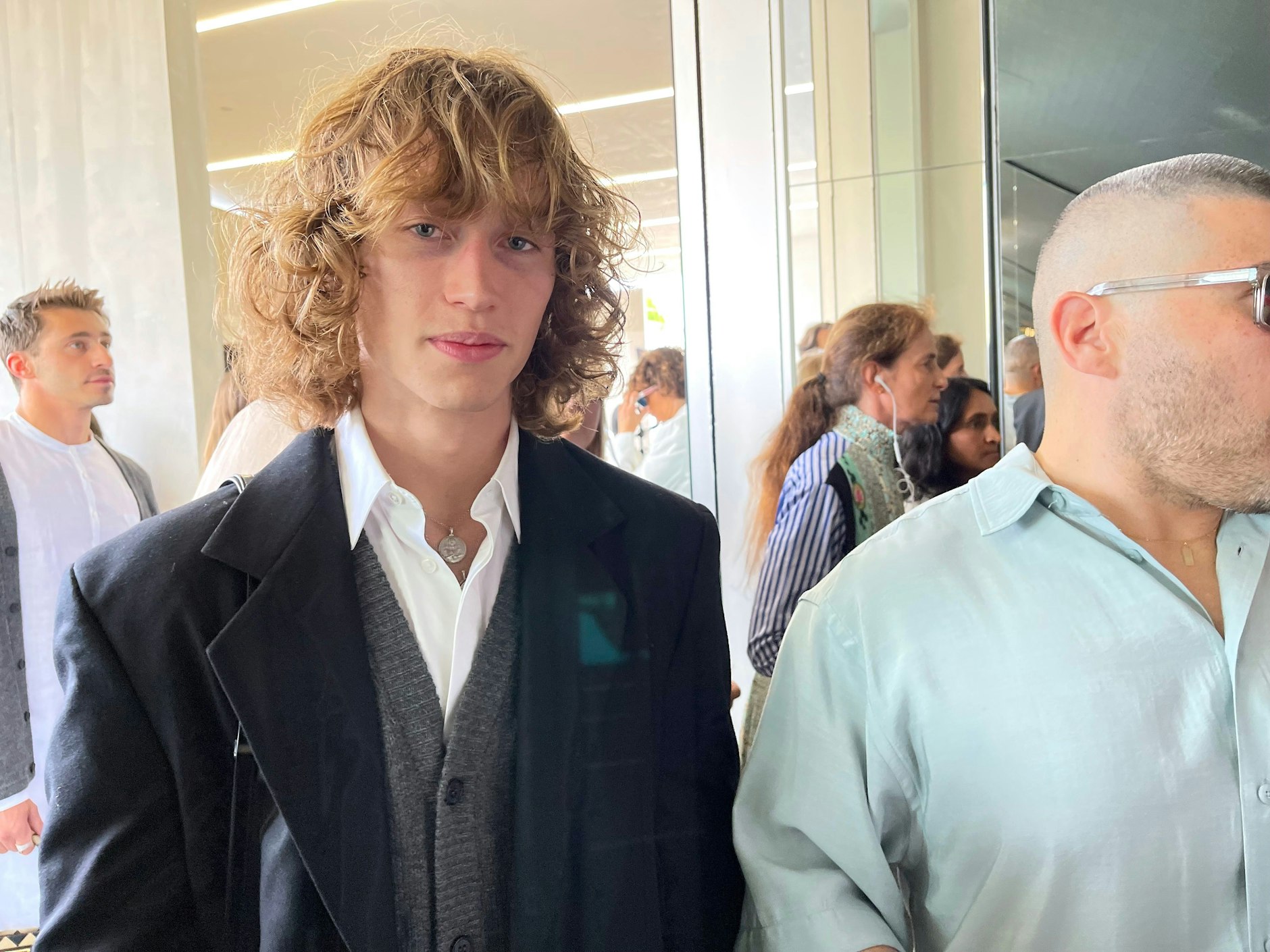 Eine hochmodische, engelhafte Erscheinung betritt die Szenerie.&nbsp;