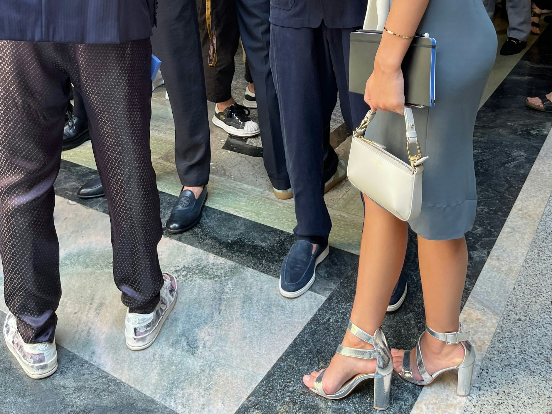 Die meisten Gäste von Giorgio Armani sind sehr klassisch gekleidet: Zweiteiler, Loafer oder Sneaker bei den Herren; High Heels, Kleider und Röcke bei den Damen