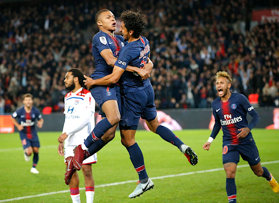 ARCHIV - PSG-Kapitän Marquinhos hofft auf einen Verbleib von Kylian Mbappé (l).  