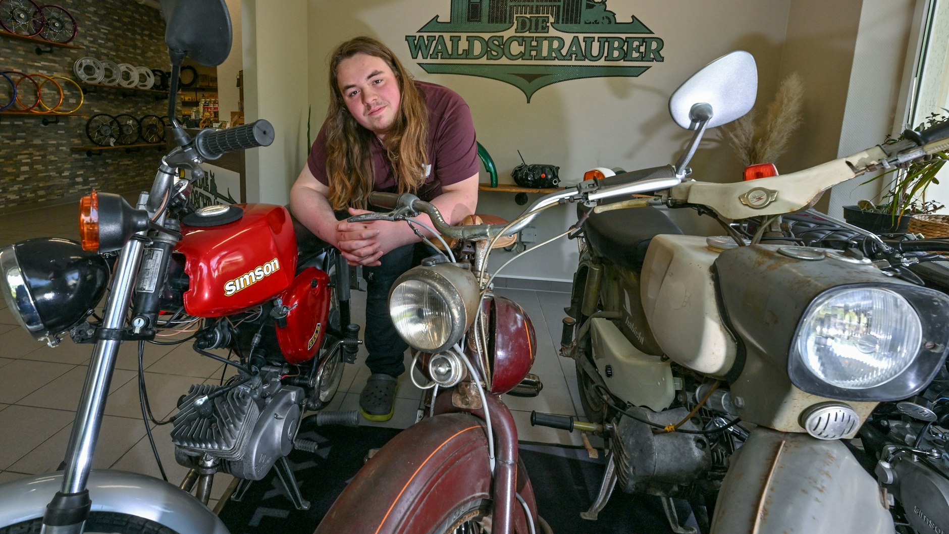 Wenn Kunden im Laden von Yves Luca Rosemann im brandenburgischen Basdorf auftauchen, dann geht es nicht in erster Linie ums Kaufen und Verkaufen, sondern ums Fachsimpeln.