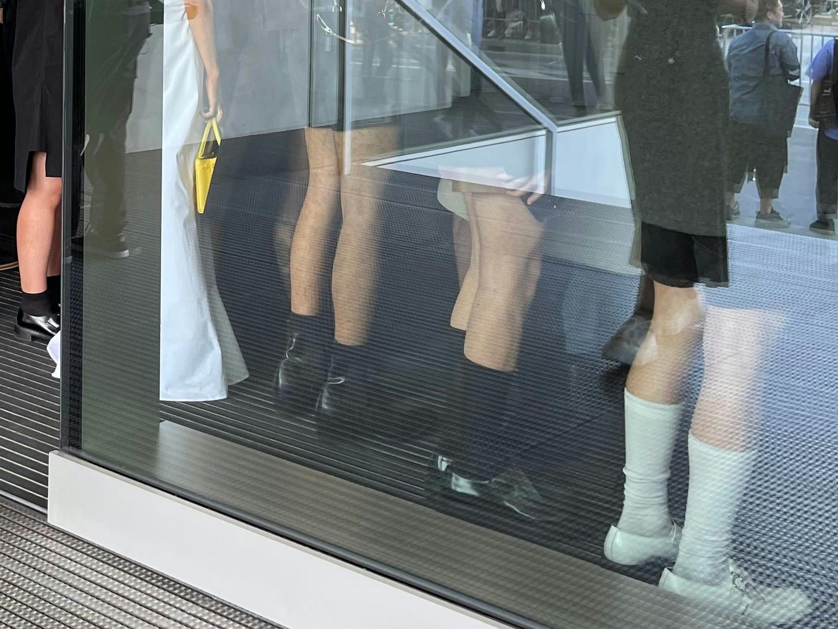 Zu den meistens schwarzen Socken werden wahlweise Halbschuhe oder Stiefeletten kombiniert.