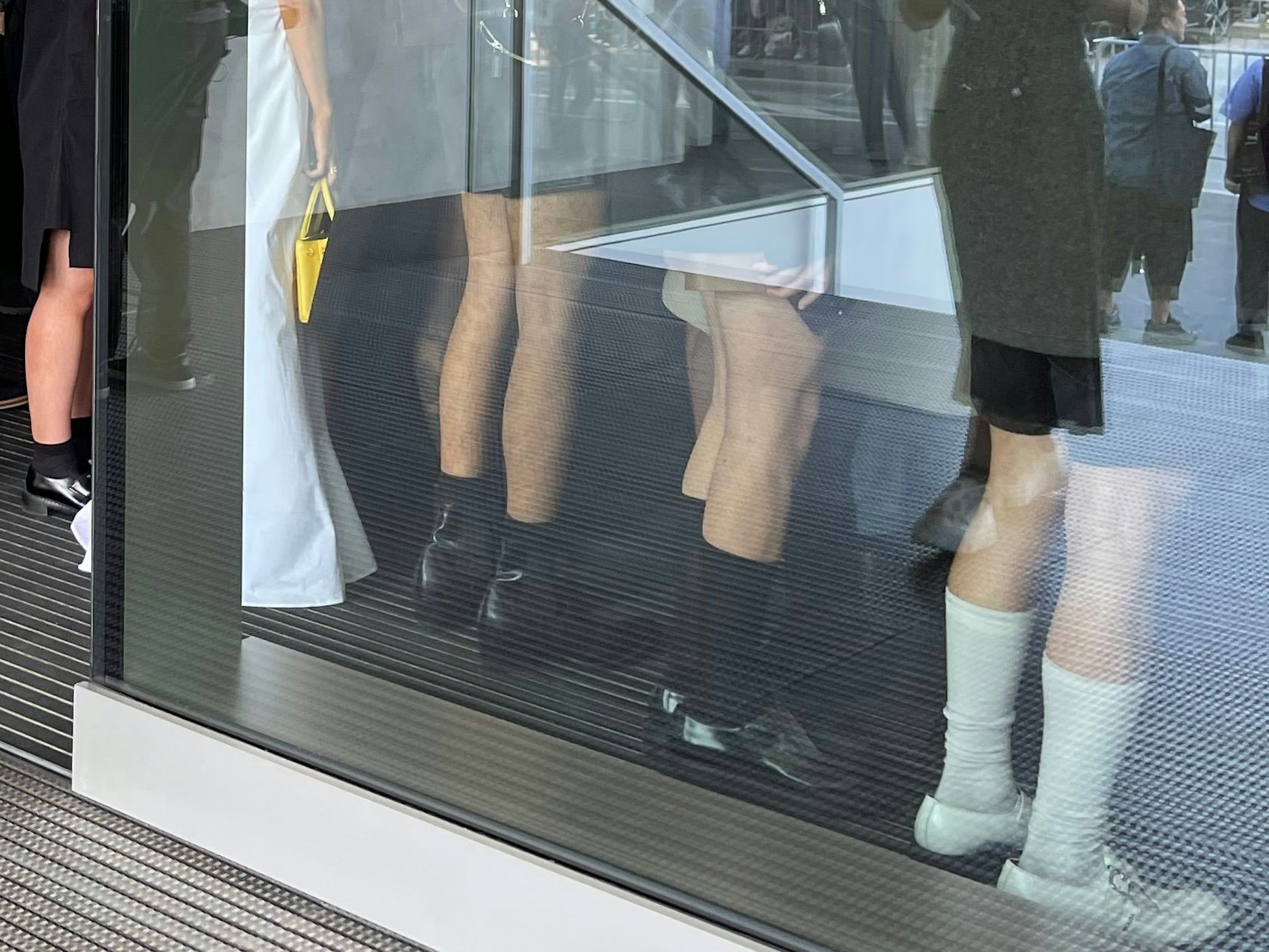 Zu den meistens schwarzen Socken werden wahlweise Halbschuhe oder Stiefeletten kombiniert.