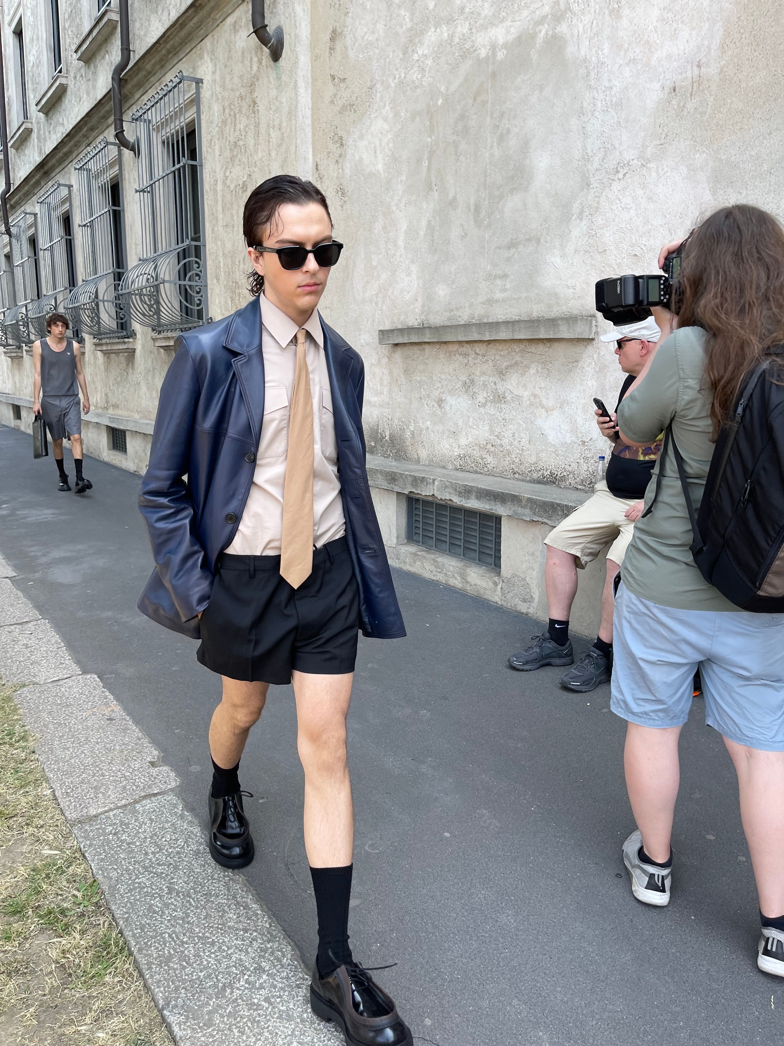 Milan Street Style 2023: Der Sommer kommt in schwarzen Socken