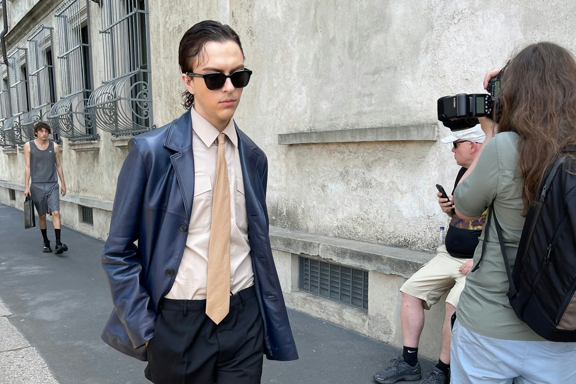 Wenn Fashion Week in Mailand ist, werden die Straßen zum Laufsteg. Die Sonnenbrille darf nur selten fehlen, in diesem Sommer kommen schwarze Socken dazu.