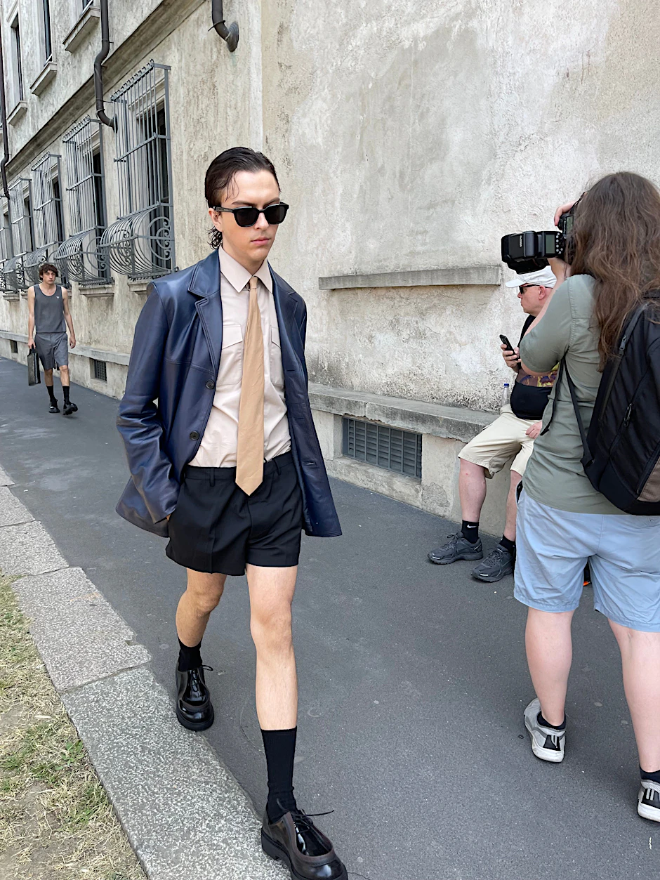 Wenn Fashion Week in Mailand ist, werden die Straßen zum Laufsteg. Die Sonnenbrille darf nur selten fehlen, in diesem Sommer kommen schwarze Socken dazu.