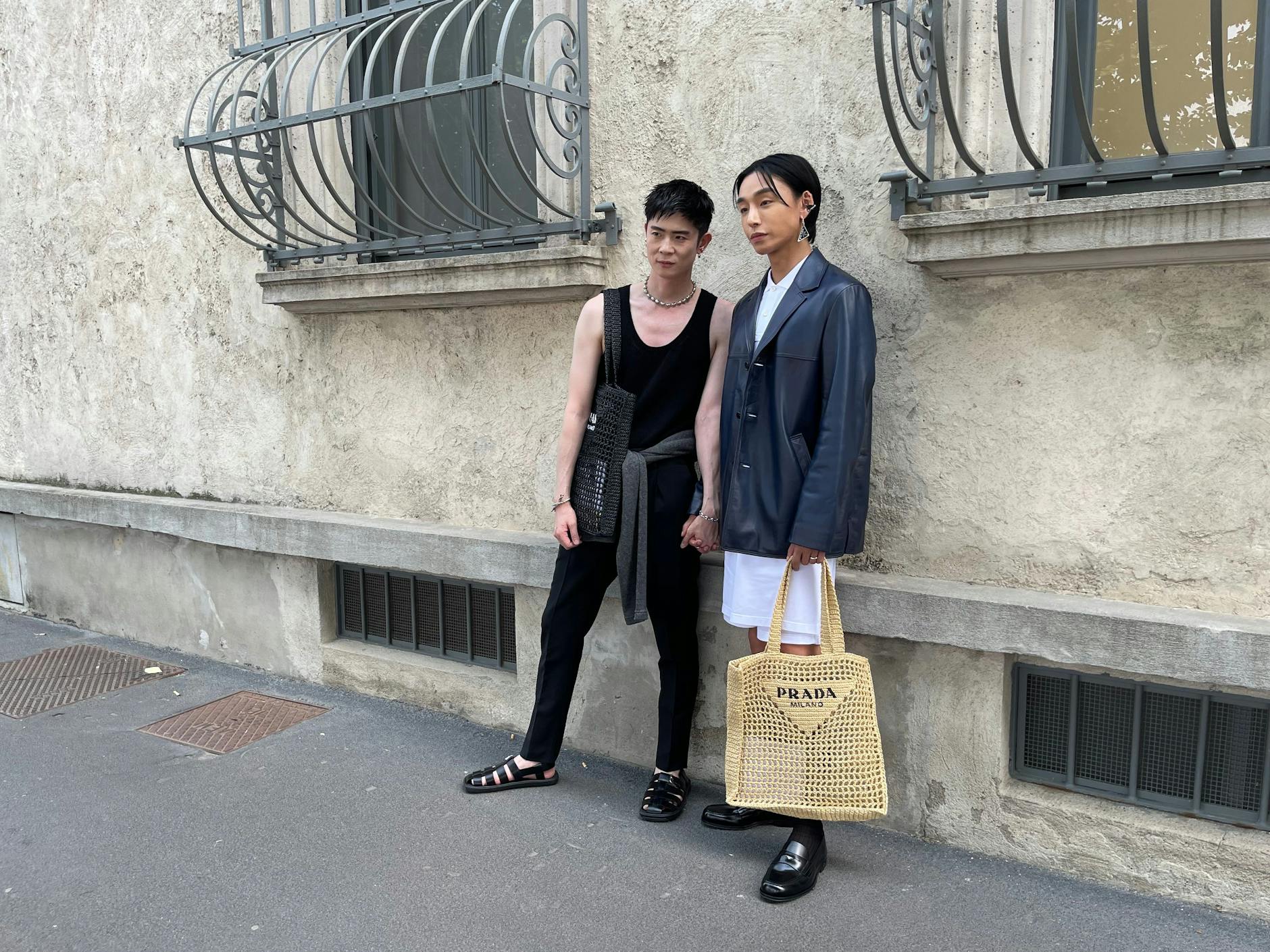 Händchenhalten für die Fotografen. Und ausnahmsweise mal Sandalen, allerdings ein sehr geschlossenes Modell.