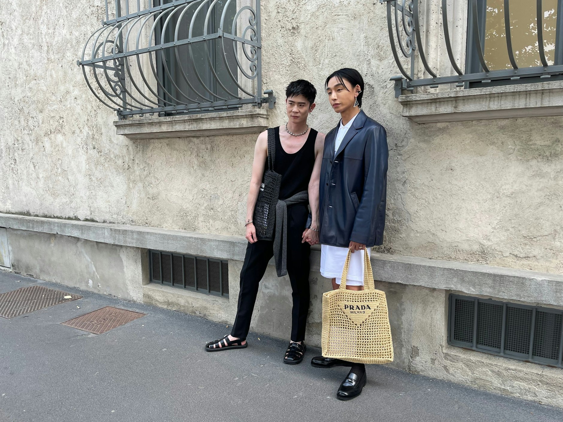 Händchenhalten für die Fotografen. Und ausnahmsweise mal Sandalen, allerdings ein sehr geschlossenes Modell.