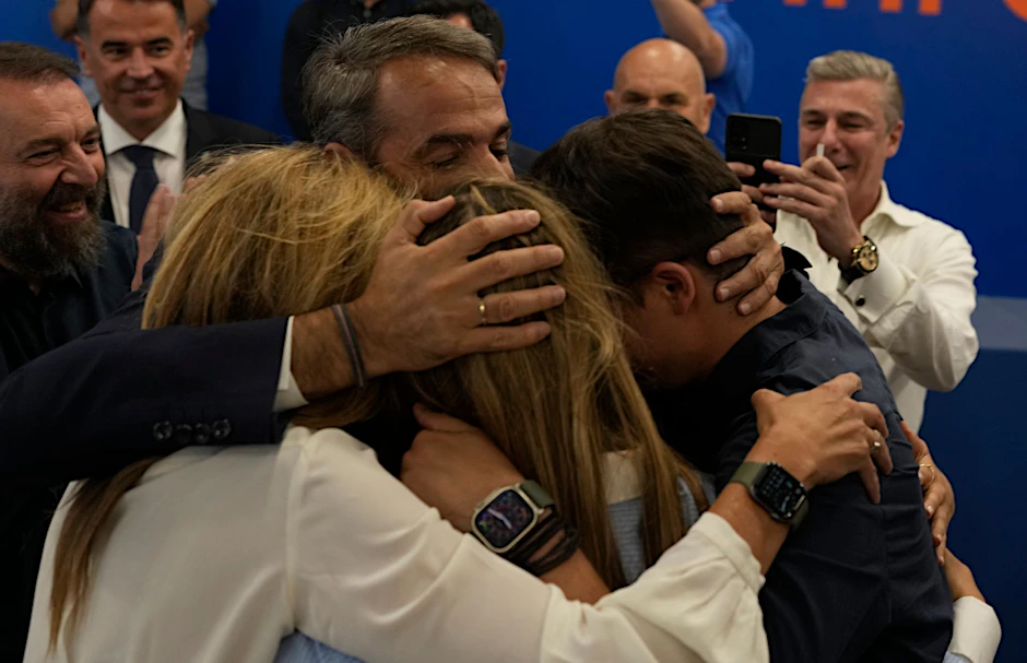 Kyriakos Mitsotakis umarmt seine Familie in der Parteizentrale in Athen. Die konservative Partei Nea Dimokratia (ND) des bisherigen Ministerpräsidenten hat die Parlamentswahl in Griechenland nach vorläufigen Ergebnissen klar gewonnen.  
