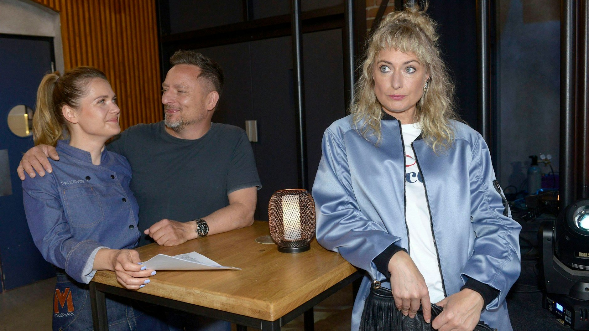 Bei GZSZ brodelt es: Was passiert nach der Hochzeit von Michi und Nicole? Sprengt Maren (r.) das junge Glück?