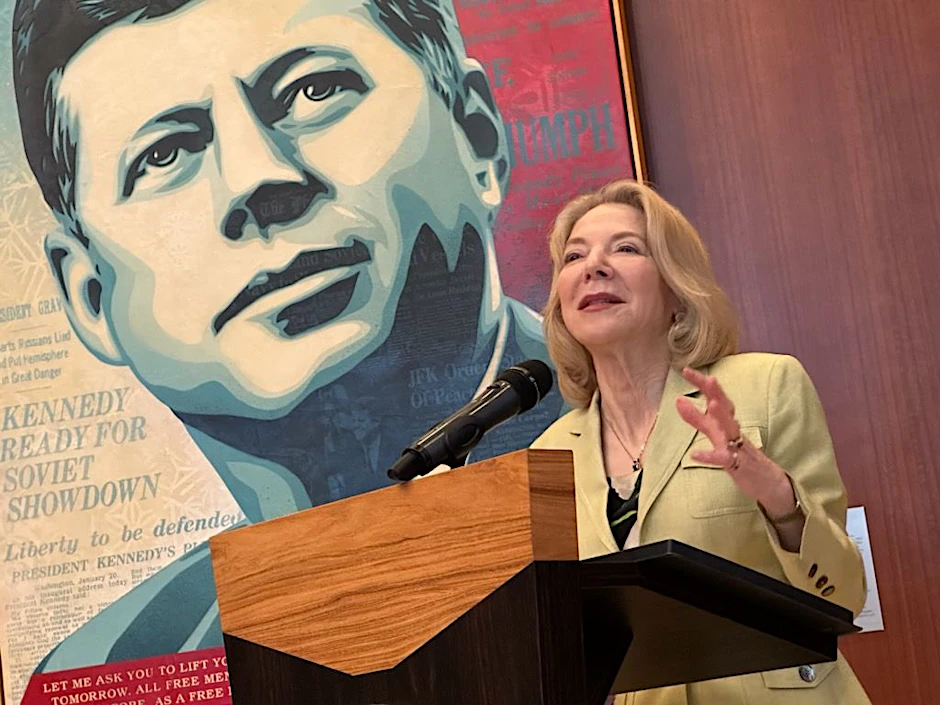 Botschafterin Amy Gutmann vor dem Bild von John F.&nbsp; Kennedy in der US-Botschaft in Berlin.&nbsp;
