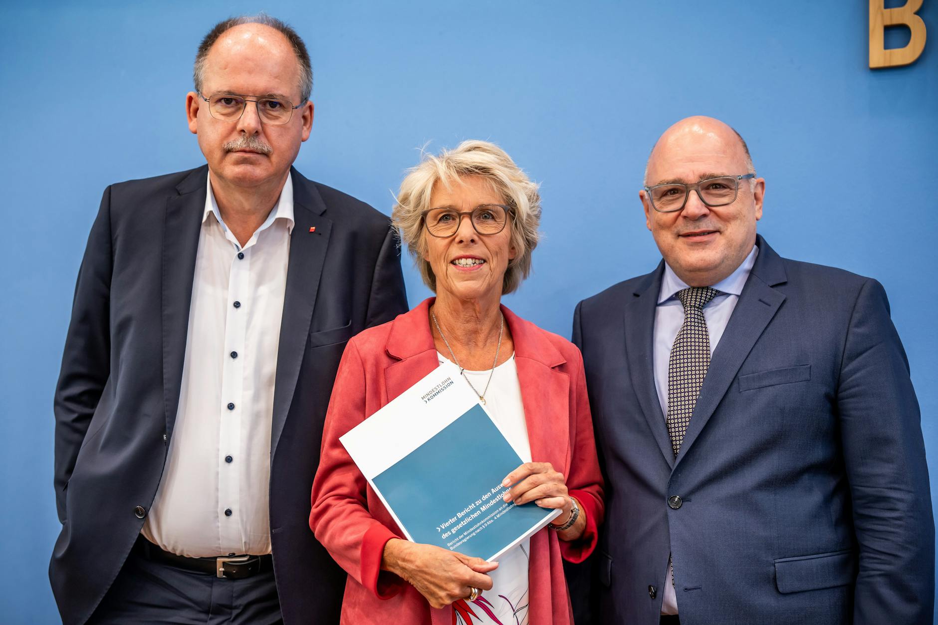 An den Gesichtern kann man ablesen, was die drei wichtigsten Mitglieder der Mindestlohnkommission von der 12,41-Euro-Empfehlung halten: Die Vorsitzende Christiane Schönefeld und Steffen Kampeter von der Bundesvereinigung der Deutschen Arbeitgeberverbände lächeln, beim DGB-Mann Stefan Körzell zeigen die Mundwinkel abwärts.