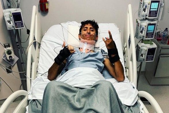 Überall Schläuche, Kabel und Manschetten, aber ein Lächeln im Gesicht: Egan Bernal grüßte nach seinem Horror-Crash vom Krankenbett 