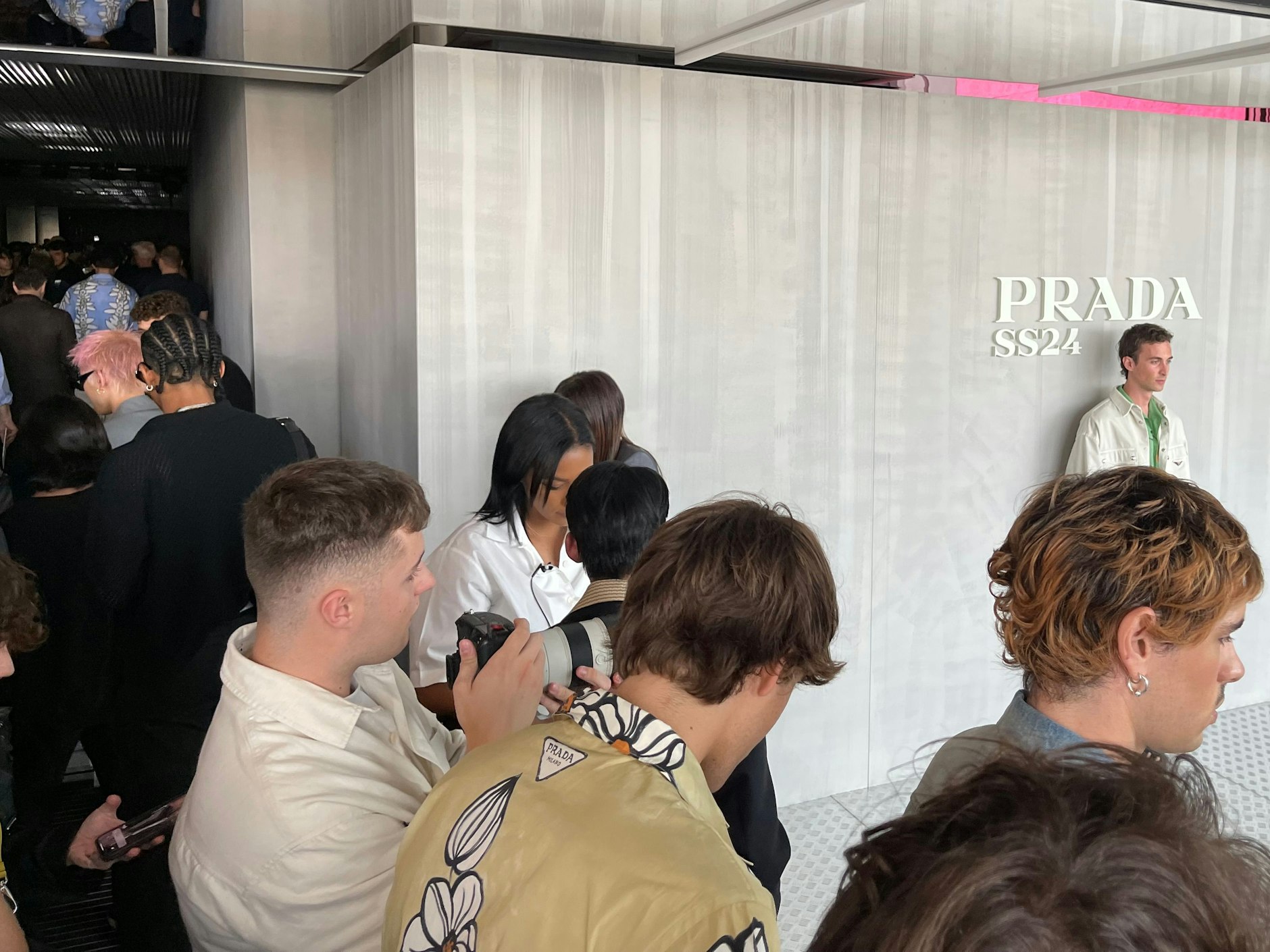 ... der Wartenden an der Foto-Wand. Im Hintergrund ist jetzt der italienische TikTok-Star Mattia Stanga an der Reihe.