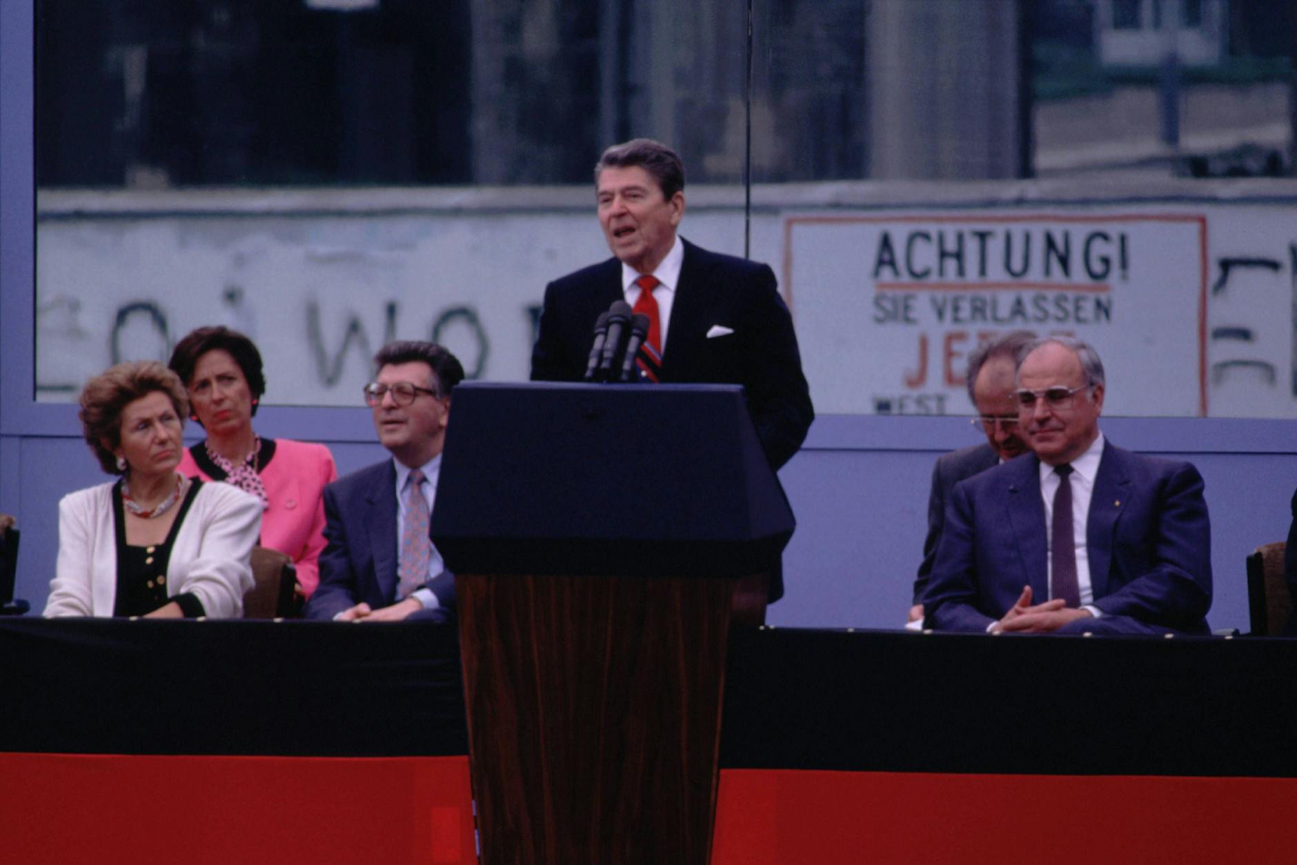 Ronald Reagan im Jahr 1987 während seiner Rede vor dem Brandenburger Tor