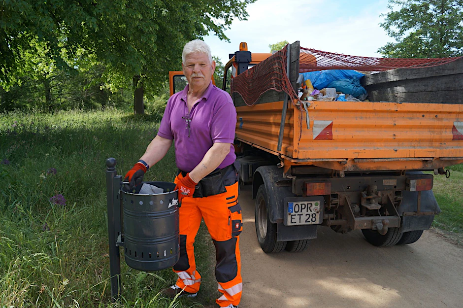 PRODUKTION - Kommunen verzeichnen mit Beginn der Freiluftsaison in Brandenburg einen Anstieg der Müllmengen in öffentlichen Papierkörben aber auch daneben und in Grünanlagen.  pa
