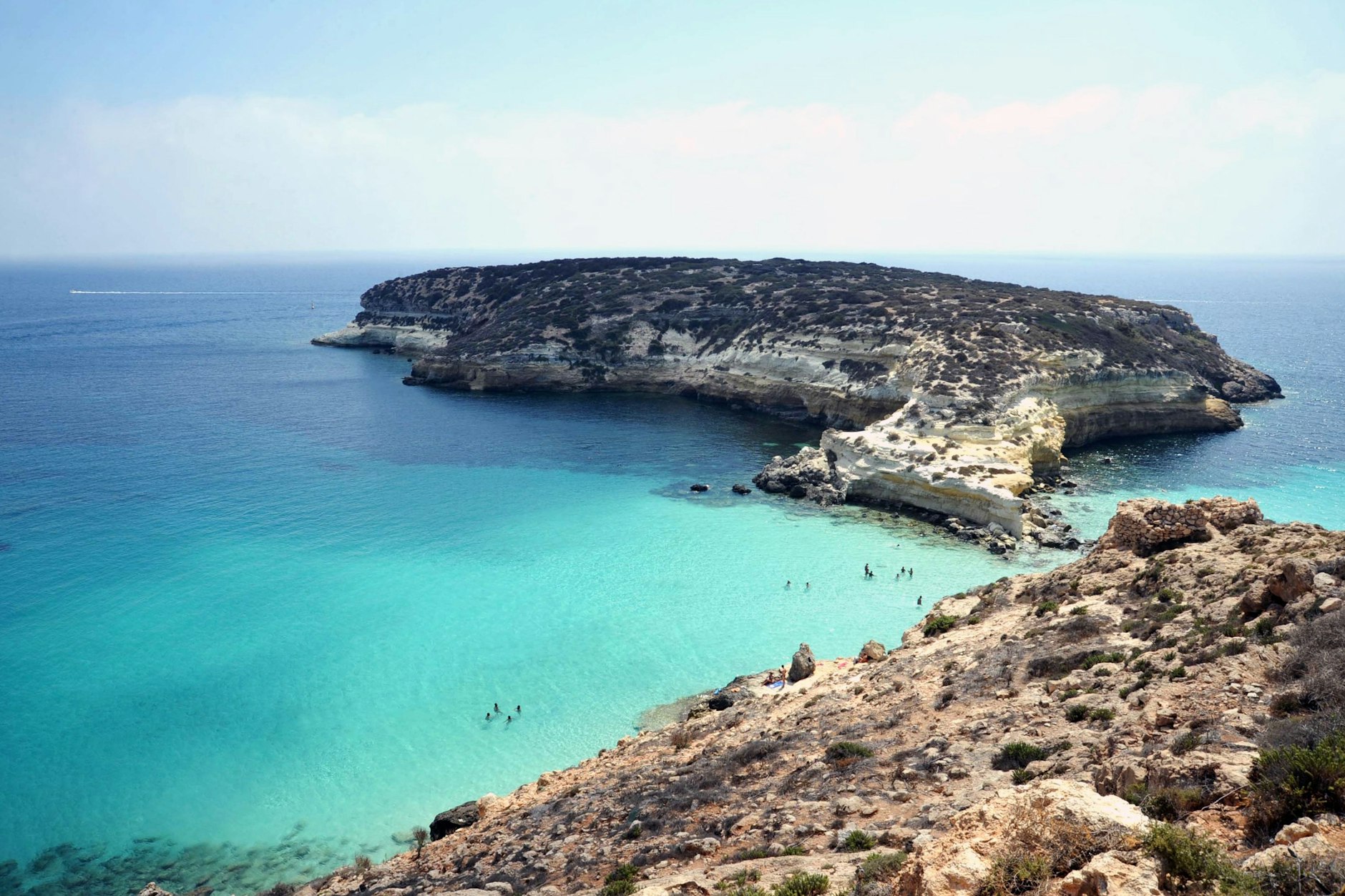 Warmes, klares Wasser: Auch der Spiaggia dei Conigli auf Lampedusa ist bei Urlaubern besonders beliebt.
