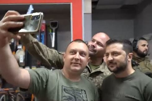 Ukrainische Soldaten machen Selfies mit Präsident Wolodymyr Selenskyj. 