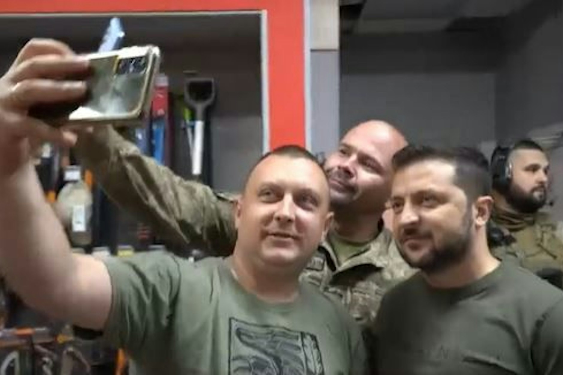 Ukrainische Soldaten machen Selfies mit Präsident Wolodymyr Selenskyj.&nbsp;