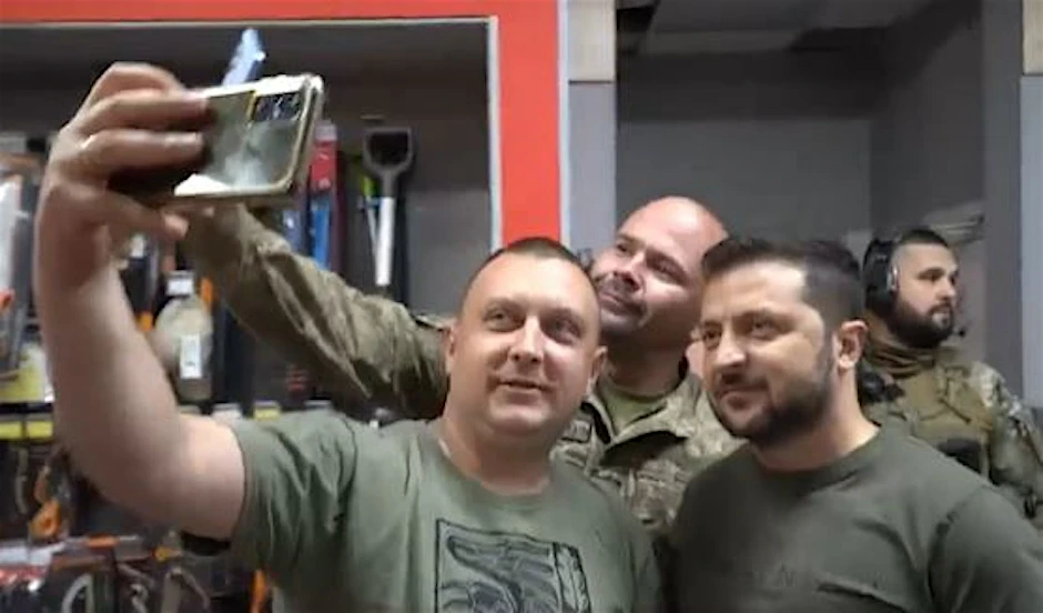 Ukrainische Soldaten machen Selfies mit Präsident Wolodymyr Selenskyj.&nbsp;